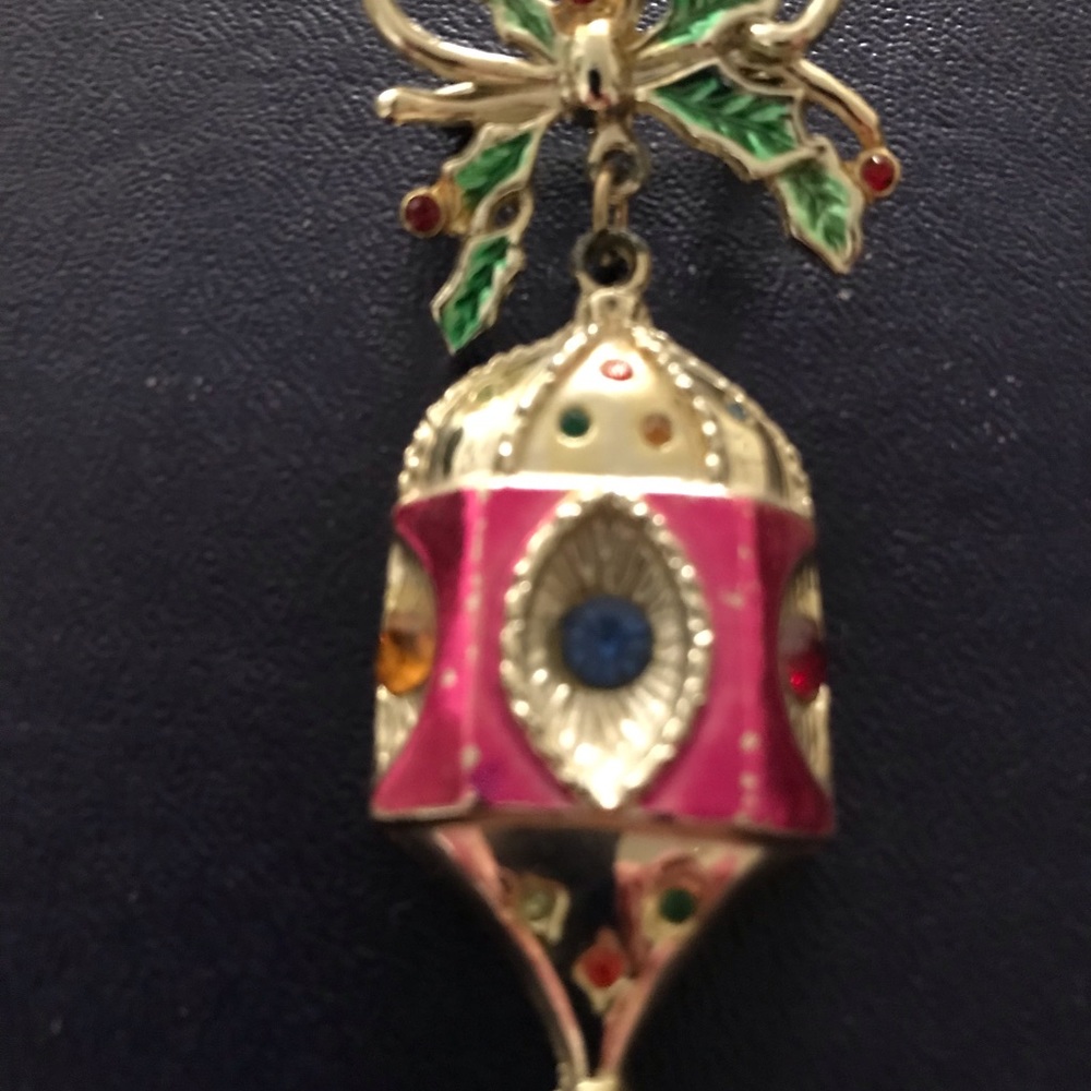 Gorgeous Christmas brooch!